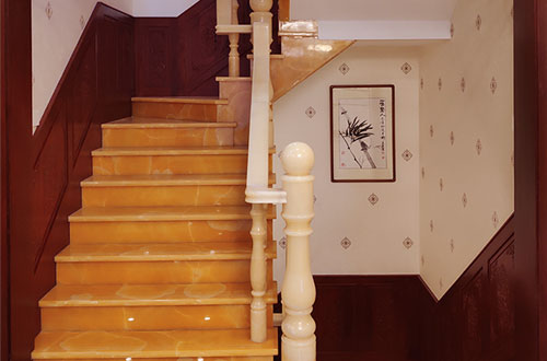 铁门关中式别墅室内汉白玉石楼梯的定制安装装饰效果
